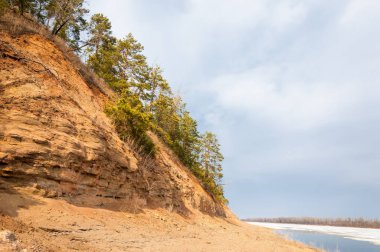 Bahar River, buz Nehri üzerinde. çıplak ağaçlar ve mavi gökyüzünde güzel bulutlar güzel bahar manzara nehir buz ile erimiş