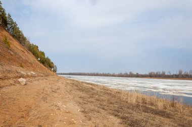 Bahar River, buz Nehri üzerinde. çıplak ağaçlar ve mavi gökyüzünde güzel bulutlar güzel bahar manzara nehir buz ile erimiş