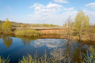 bahar Gölü. Su birikintisi bahar. Bahar park göl. bahar Gölü sahne. Bahar gölün kıyısında.