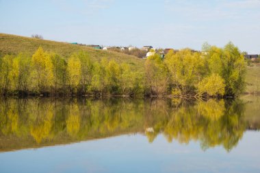 bahar Gölü. Su birikintisi bahar. Bahar park göl. bahar Gölü sahne. Bahar gölün kıyısında.