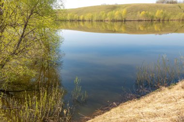 bahar Gölü. Su birikintisi bahar. Bahar park göl. bahar Gölü sahne. Bahar gölün kıyısında.