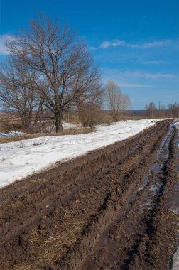 Bahar yollar yıkanmış. yoldan çekilin. yolda çamur