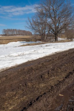 Bahar yollar yıkanmış. yoldan çekilin. yolda çamur