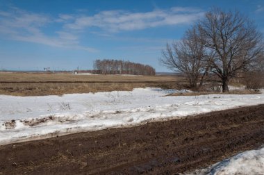 Bahar yollar yıkanmış. yoldan çekilin. yolda çamur