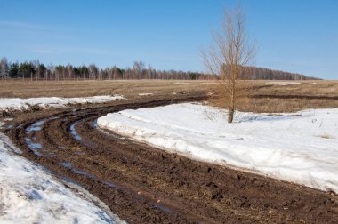 Bahar yollar yıkanmış. yoldan çekilin. yolda çamur