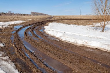 Bahar yollar yıkanmış. yoldan çekilin. yolda çamur
