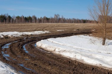 Bahar yollar yıkanmış. yoldan çekilin. yolda çamur