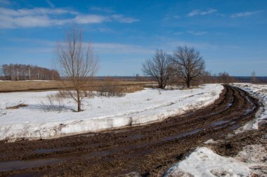Bahar yollar yıkanmış. yoldan çekilin. yolda çamur