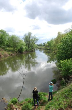 bahar Nehri. Nehir ve bahar orman. Doğa kompozisyon. Bahar Nehri bulutlarda yansımanın. Ağaçlar ilkbaharda bir nehir kıyısında