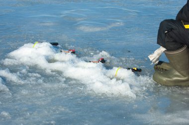 Nehir sel balıkçılar. Nehir buz balıkçılar yırtılmış. Nehir buz üzerinde son buz balıkçı ile. Rusya Tataristan Kama Nehri erken Bahar
