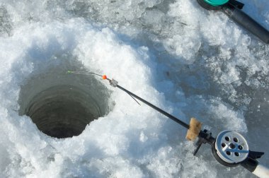 Nehir sel balıkçılar. Nehir buz balıkçılar yırtılmış. Nehir buz üzerinde son buz balıkçı ile. Rusya Tataristan Kama Nehri erken Bahar