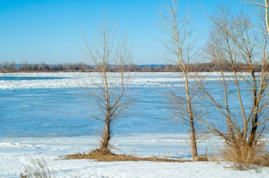 Nehir sel. Nehir buz yırtılmış. Nehir son buz ile. Rusya Tataristan Kama Nehri erken Bahar