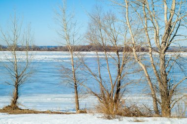 Nehir sel. Nehir buz yırtılmış. Nehir son buz ile. Rusya Tataristan Kama Nehri erken Bahar