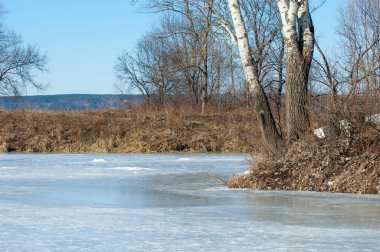 Donmuş gölün bahar. Bahar buz