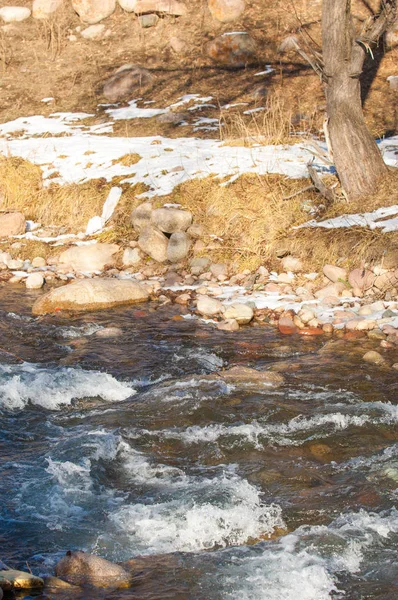 在早春流在一条小河的水 山风景用冰冻的小溪 — 图库照片