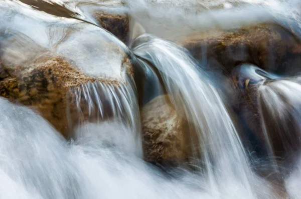 Agua Corriente Pequeño Río Principios Primavera Escena Primavera Paisaje Montaña — Foto de Stock