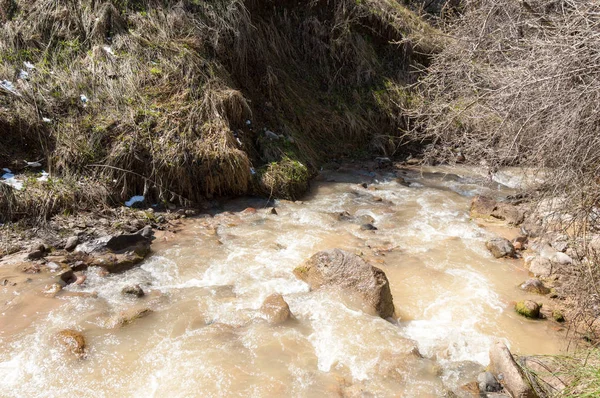 dağ nehir. dağ nehir çamurlu su akan