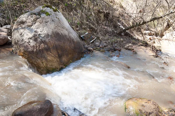 dağ nehir. dağ nehir çamurlu su akan