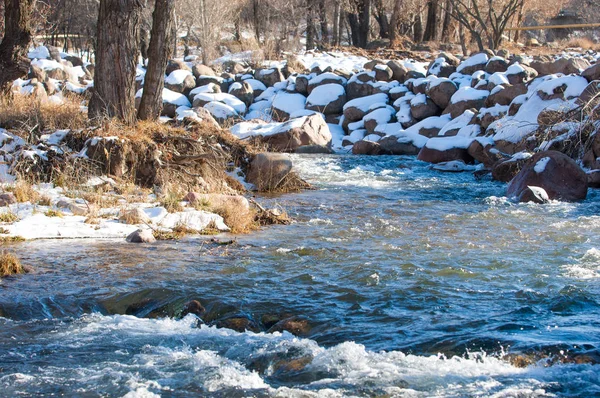 Küçük Bir Nehir Erken Ilkbahar Akarsu Bahar Sahne Donmuş Bir — Stok fotoğraf