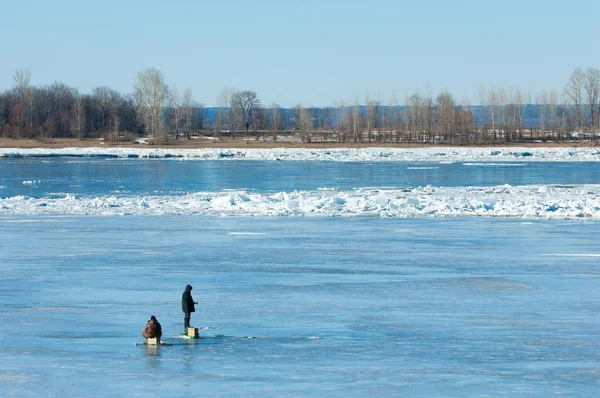 Nehir Sel Balıkçılar Nehir Buz Balıkçılar Yırtılmış Nehir Buz Üzerinde — Stok fotoğraf