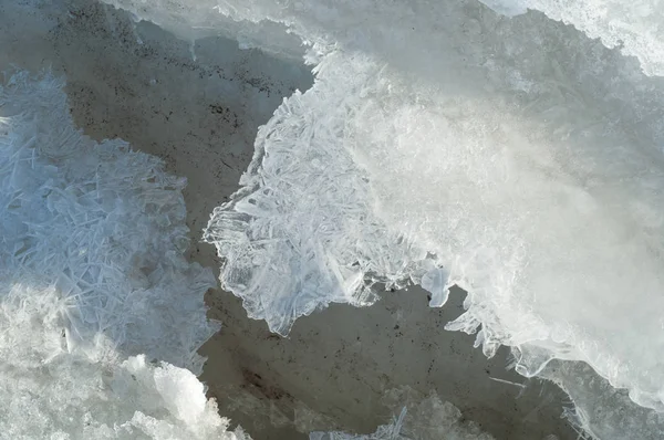 doku. buz. Donmuş buz Nehri üzerinde.