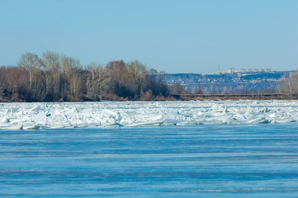 Nehir sel. Nehir buz yırtılmış. Nehir son buz ile. Rusya Tataristan Kama Nehri erken Bahar