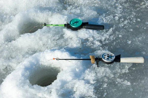 Nehir sel balıkçılar. Nehir buz balıkçılar yırtılmış. Nehir buz üzerinde son buz balıkçı ile. Rusya Tataristan Kama Nehri erken Bahar
