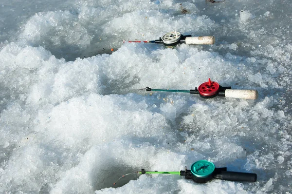 Рыбаки Наводнители Рваные Речные Рыбаки Река Последним Ледяным Рыбаком Льду — стоковое фото