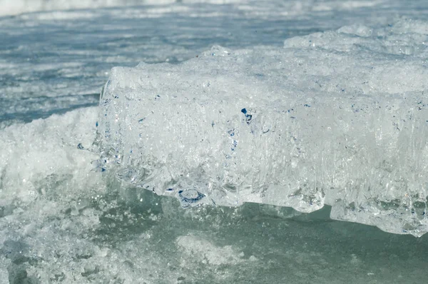 doku. buz. Donmuş buz Nehri üzerinde.