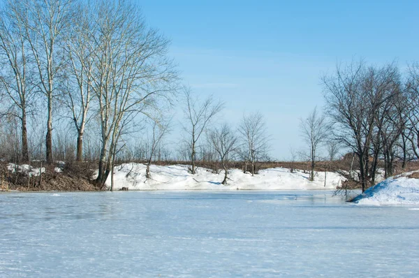 Donmuş gölün bahar. Bahar buz