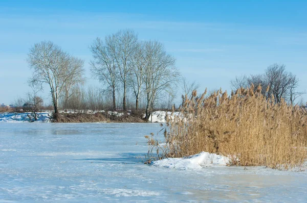 Donmuş gölün bahar. Bahar buz
