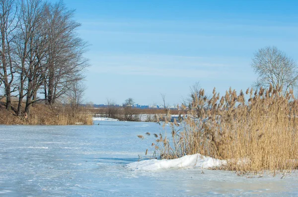 Donmuş gölün bahar. Bahar buz