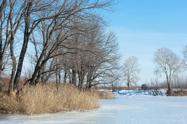 Donmuş gölün bahar. Bahar buz