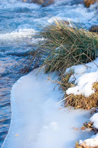 Strömendes Wasser Einem Kleinen Fluss Frühen Frühling Frühlingsszene Berglandschaft Mit — Stockfoto