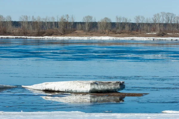 Река Сломанным Льдом Ледовые Кочки Реке Весной Ландшафт Крупным Планом — стоковое фото