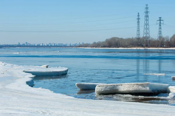 Nehir ile kırık buz buz Tepecik bahar Nehri üzerinde. manzara yakın çekim buz drift güneşli bir bahar Nehri üzerinde