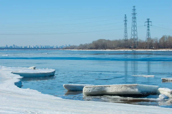 Río Con Hielo Roto Hummoquks Hielo Río Primavera Paisaje Acercamiento — Foto de Stock