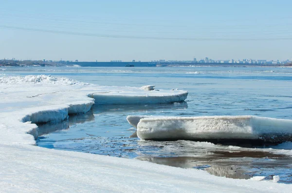 Nehir ile kırık buz buz Tepecik bahar Nehri üzerinde. manzara yakın çekim buz drift güneşli bir bahar Nehri üzerinde