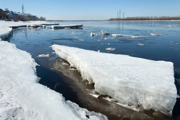 Река Сломанным Льдом Энергетические Столбы Ледовые Кочки Реке Весной Ландшафт — стоковое фото