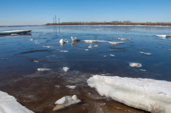 Nehir ile kırık buz enerji ayağı. buz Tepecik bahar Nehri üzerinde. manzara yakın çekim buz drift güneşli bir bahar Nehri üzerinde