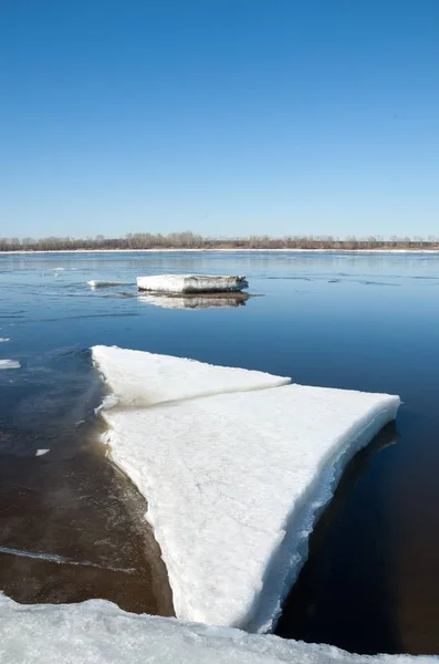 River Broken Ice Pilastri Energetici Hummocks Ghiaccio Sul Fiume Primavera — Foto Stock