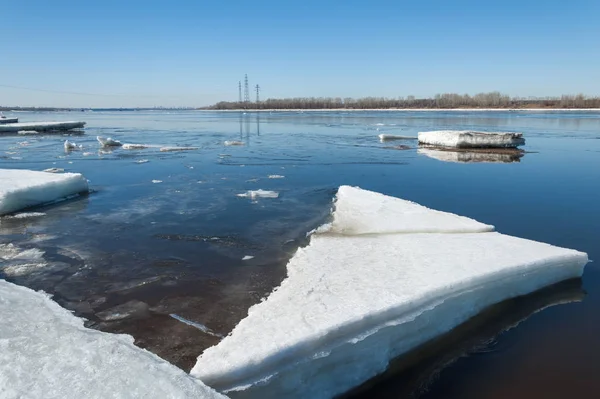 Nehir ile kırık buz enerji ayağı. buz Tepecik bahar Nehri üzerinde. manzara yakın çekim buz drift güneşli bir bahar Nehri üzerinde