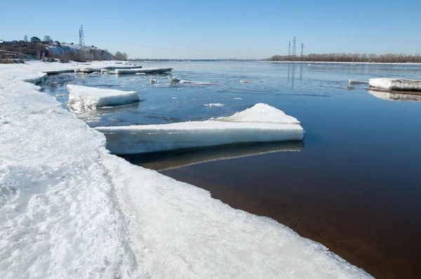 Floden Med Bruten Ice Ojämlikheter Floden Våren Landskap Närbild Drift — Stockfoto