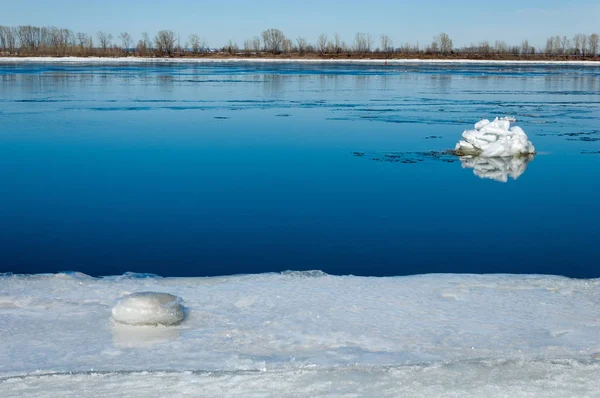 Nehir ile kırık buz buz Tepecik bahar Nehri üzerinde. manzara yakın çekim buz drift güneşli bir bahar Nehri üzerinde
