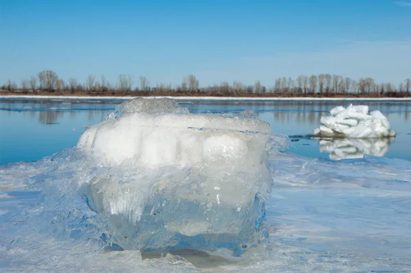 Bahar sel, buzlu su, erken Bahar Nehri üzerinde. Rusya Tataristan Kama Nehri erken Bahar