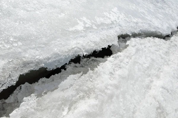 doku. buz. Donmuş buz Nehri üzerinde.