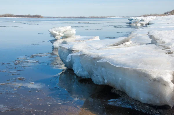 Bahar sel, buzlu su, erken Bahar Nehri üzerinde. Rusya Tataristan Kama Nehri erken Bahar