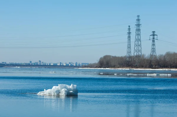 Bahar sel, buzlu su, erken Bahar Nehri üzerinde. Rusya Tataristan Kama Nehri erken Bahar