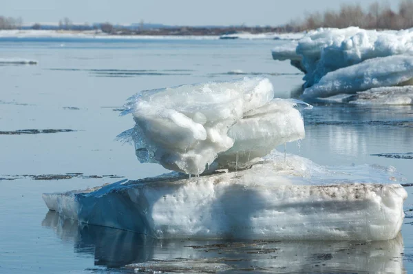 Bahar sel, buzlu su, erken Bahar Nehri üzerinde. Rusya Tataristan Kama Nehri erken Bahar