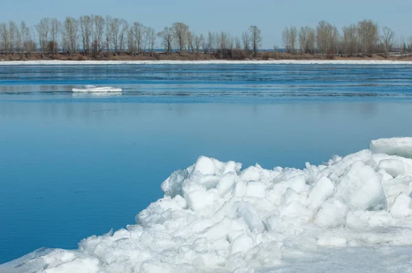 Bahar sel, buzlu su, erken Bahar Nehri üzerinde. Rusya Tataristan Kama Nehri erken Bahar